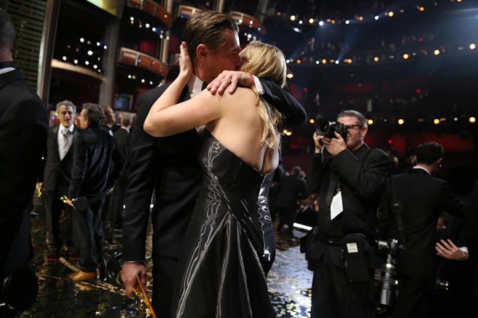 Leonardo Dicaprio y Kate Winslet en el backstage de los Oscar 2016