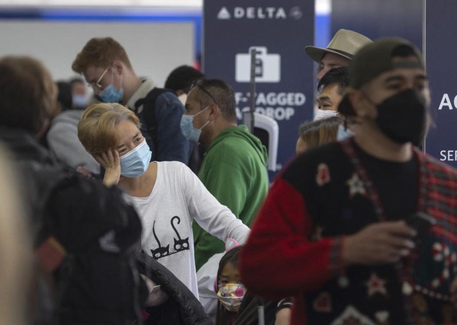 Viajeros esperando en la fila en un 'check-in' en el Aeropuerto Internacional de Los Ángeles, el 24 de diciembre