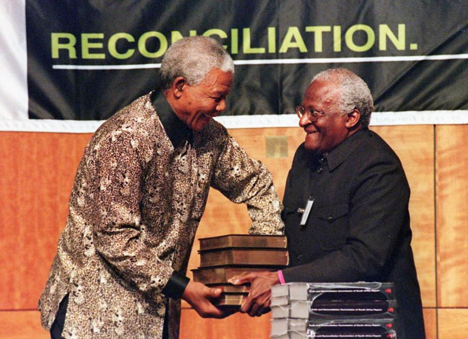 Desmond Tutu junto a Nelson Mandela en 1998