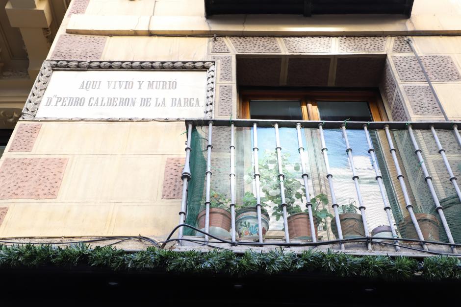 La placa que indica el domicilio de Pedro Calderón de la Barca, en la calle Mayor, 61 de Madrid