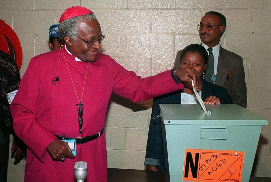 Desmond Tutu vota en las primeras elecciones democráticas de Sudáfrica, en 1994