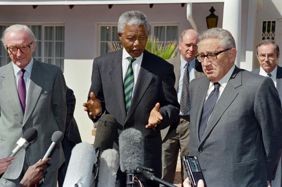 Nelson Mandela, junto a Henry Kissinger y Lord Carrington, que mediaban para evitar disputas en las primeras elecciones no raciales, en 1994 en 1994