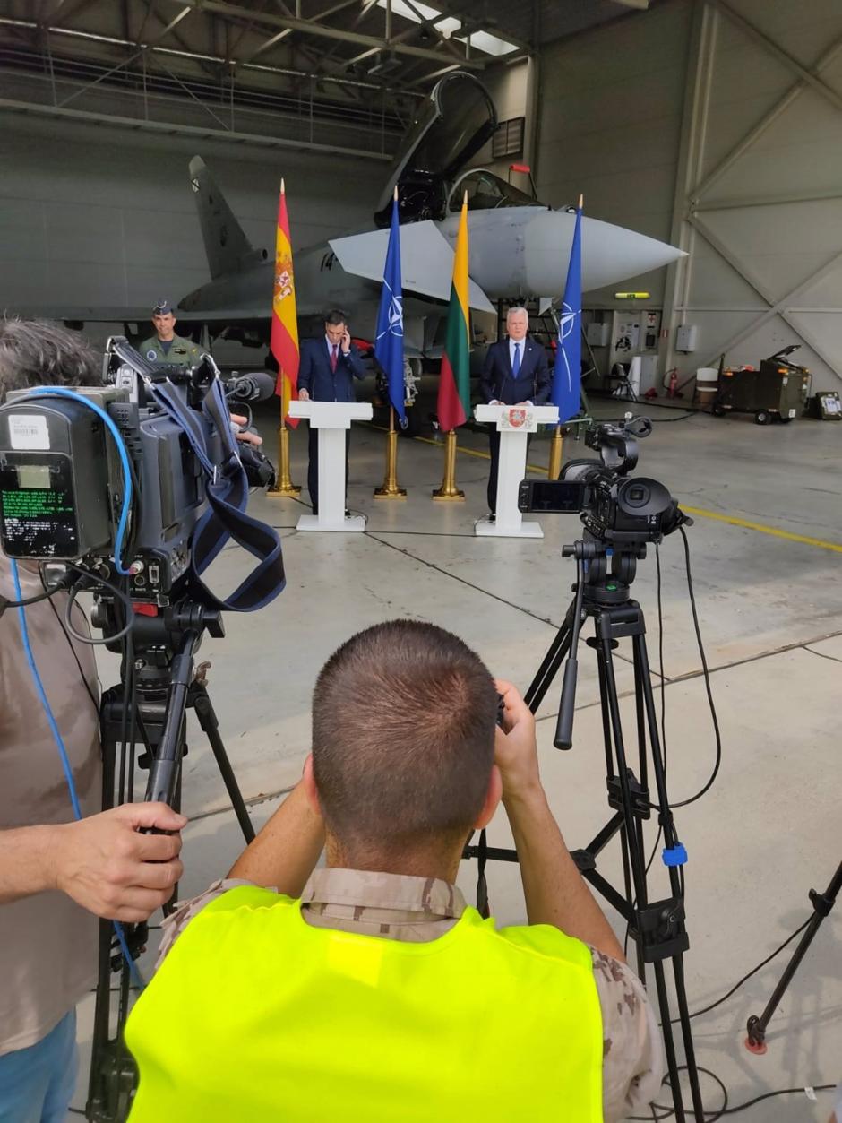 El presidente del Gobierno, Pedro Sánchez, y el presidente de Lituania Gitanas Lauseda, durante una rueda de prensa en la base militar lituana de Siaulai, el 8 de julio de 2021, en Siauliai (Lituania)