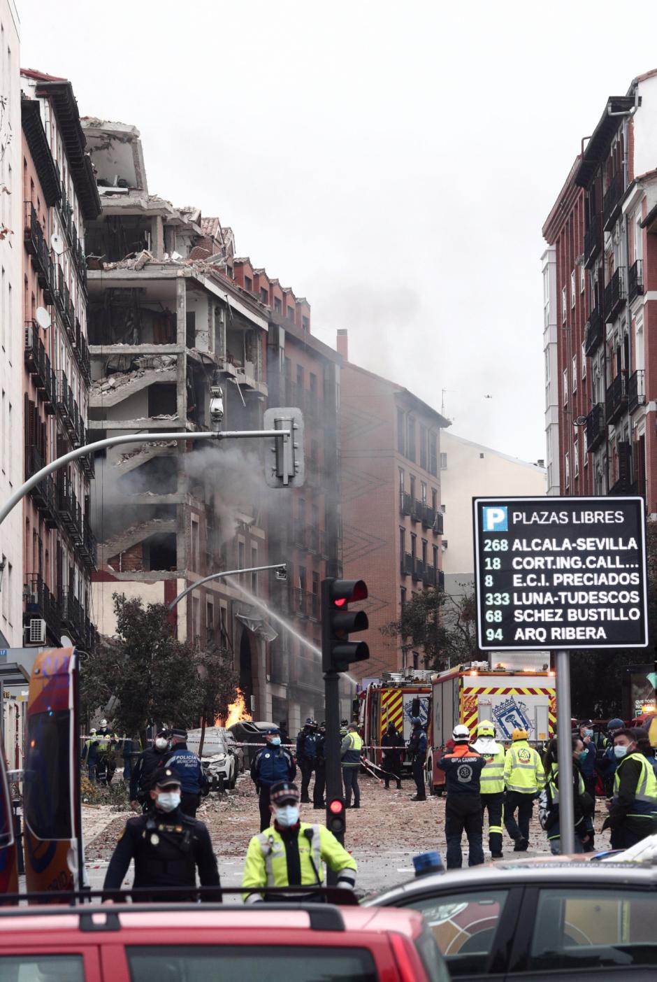 Aspecto de un inmueble momentos posteriores a una fuerte explosión registrada la calle Toledo que ha hundido varias plantas del edificio, en Madrid