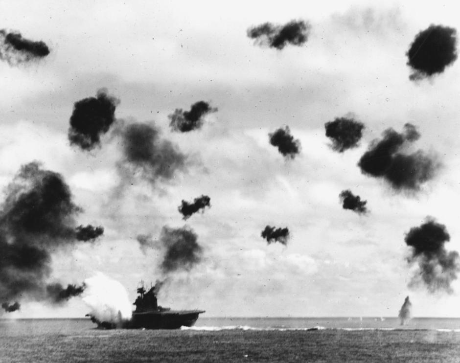 Batalla de Midway, el portaaviones estadounidense USS Yorktown en el momento de ser impactado por un torpedo japonés durante la batalla