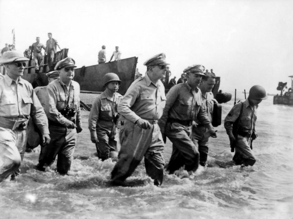 El general MacArthur y su personal, junto al presidente filipino Sergio Osmeña, bajan a tierra en la playa de Palo, Leyte, 20 de octubre de 1944
