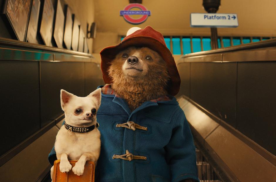 Paddington y Paddington 2 (Movistar+)
Comenzamos con dos recomendaciones en una: las dos películas de Paddington que adaptan con éxito el clásico de la literatura infantil inglesa creado por Michael Bond. Paddington es el entrañable oso peruano que llega a Londres completamente solo y es acogido por la familia Brown. Nicole Kidman y Hugh Grant, a quienes hemos visto recientemente en la fallida serie The Undoing, son) los villanos que ponen en peligro a Paddington, esta vez por separado: Nicole Kidman en la primera entrega y Hugh Grant en la segunda. Las dos películas son una delicia y esta es una época perfecta para disfrutarlas… y emocionarse con ellas.