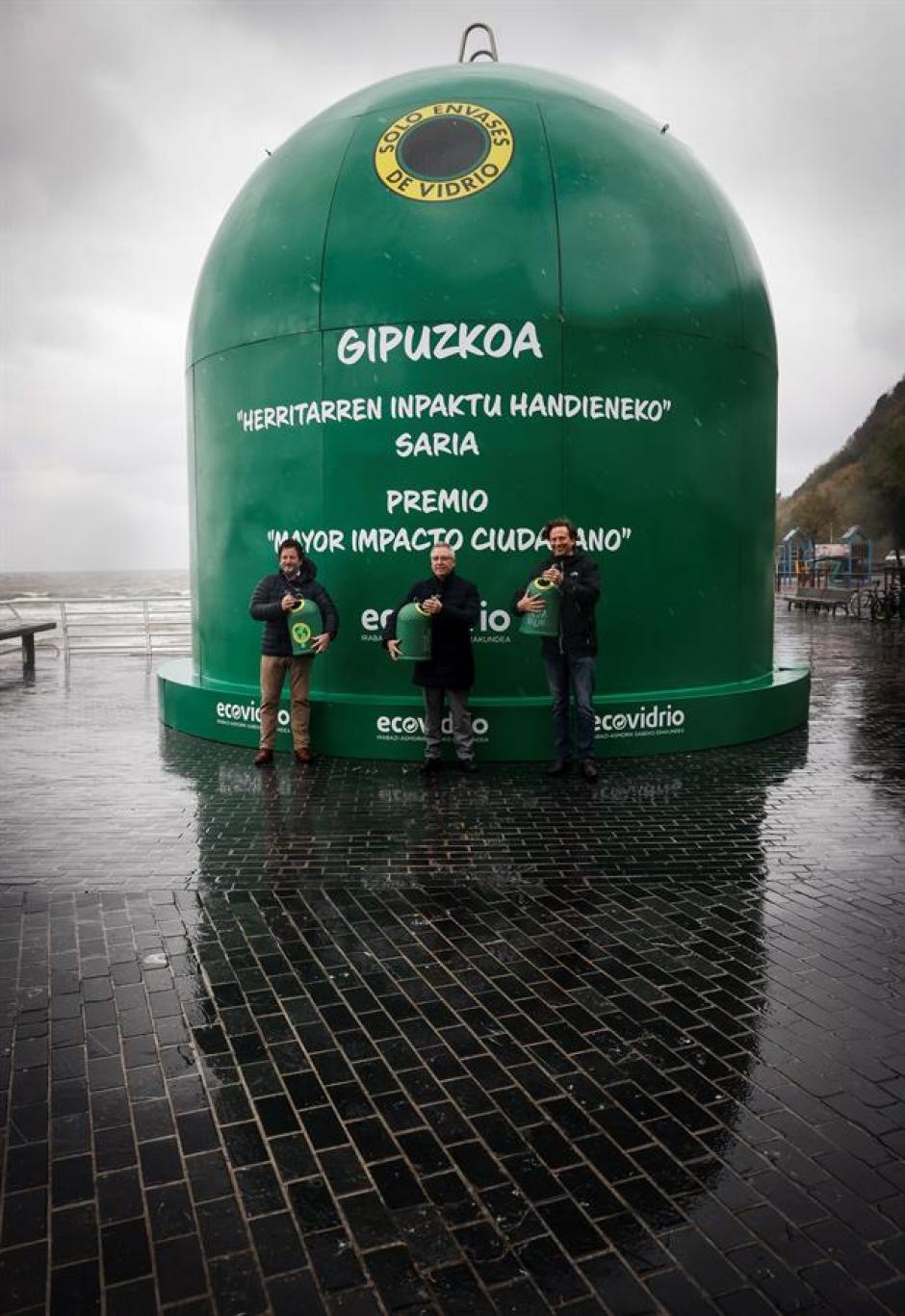 Ecovidrio entrega en San Sebastián "el contendedor de reciclaje más grande del mundo", con motivo del galardón al Mayor Impacto Ciudadano