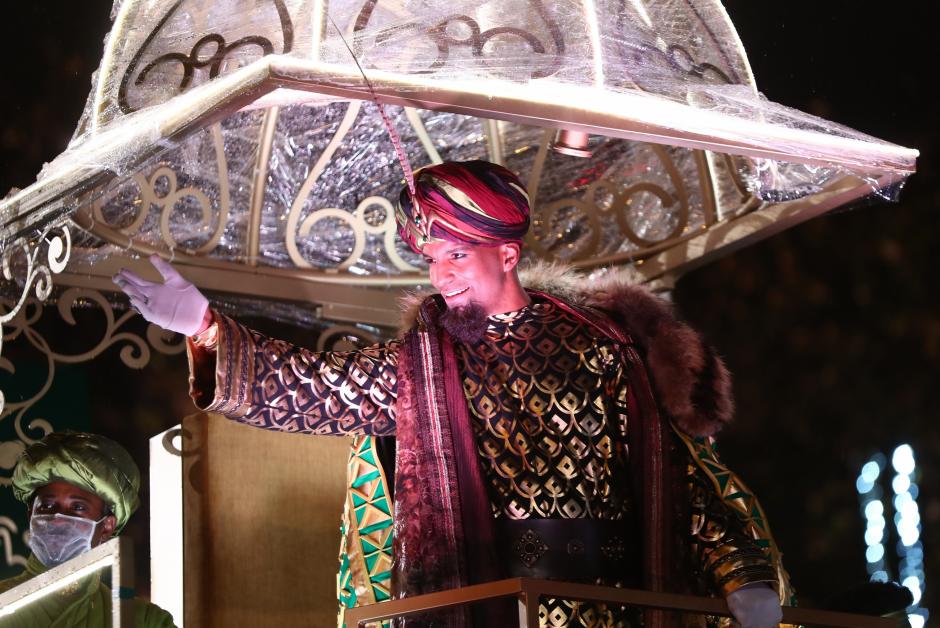 El Rey Baltasar saluda durante la Cabalgata de Reyes que recorre hoy miércoles las principales calles de Madrid