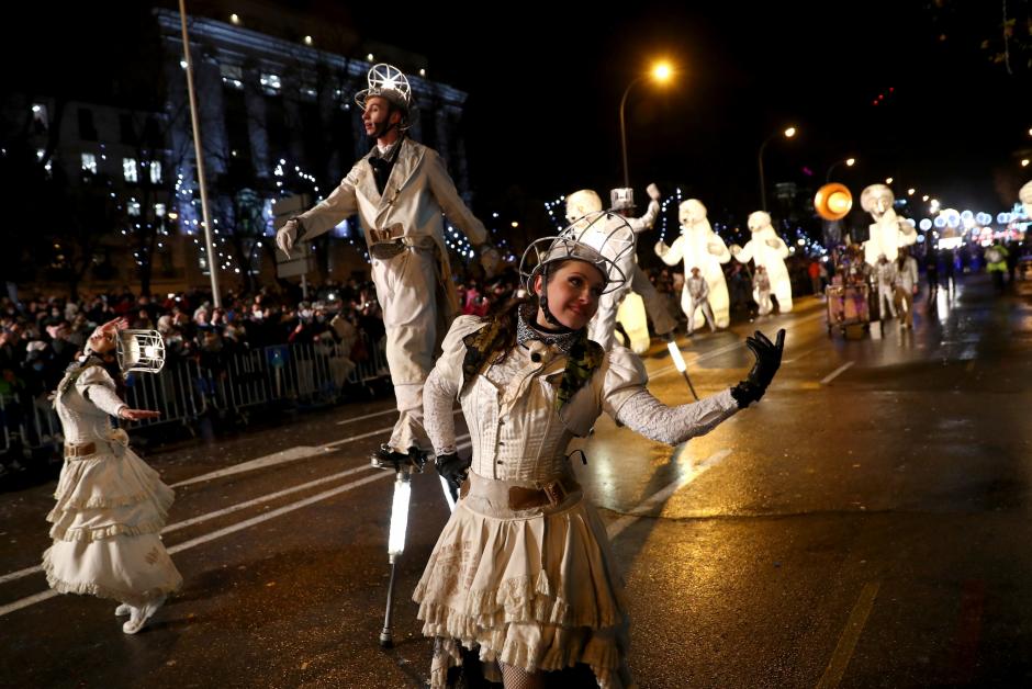 Un momento de la Cabalgata de Reyes que recorre hoy miércoles las principales calles de Madrid