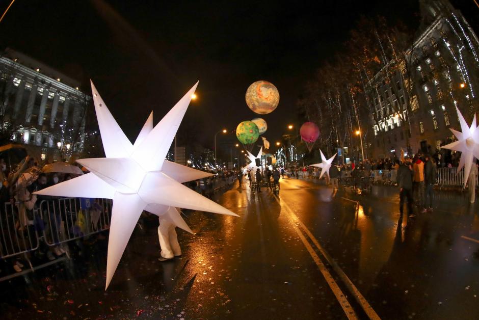 Un momento de la Cabalgata de Reyes que recorre hoy miércoles las principales calles de Madrid.
