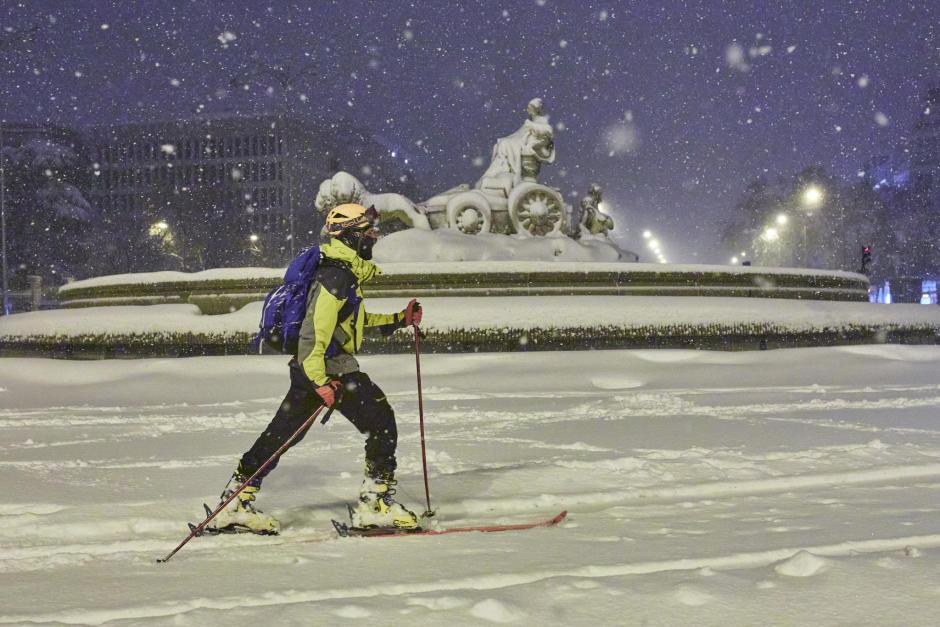Un esquiador en la Plaza de Cibeles durante la borrasca Filomena