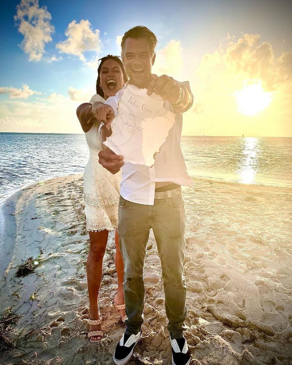 Josh Duhamel pide matrimonio a su novia con un mensaje en una botella | Instagram