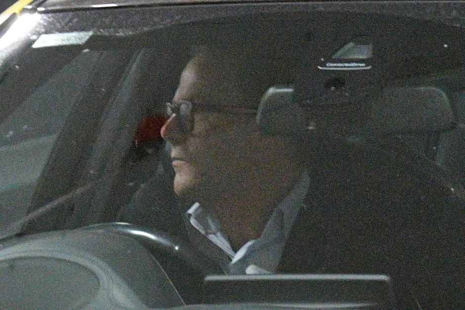 El abogado de Djokovic, Nick Wood, sale en coche del aparcamiento de los juzgados