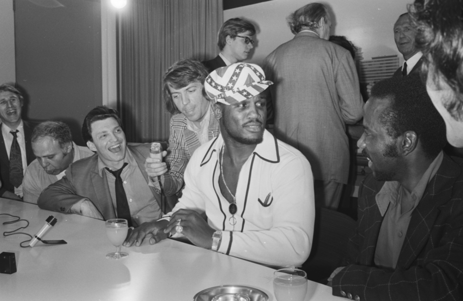 Joe Frazier en su época de gloria durante una rueda de prensa