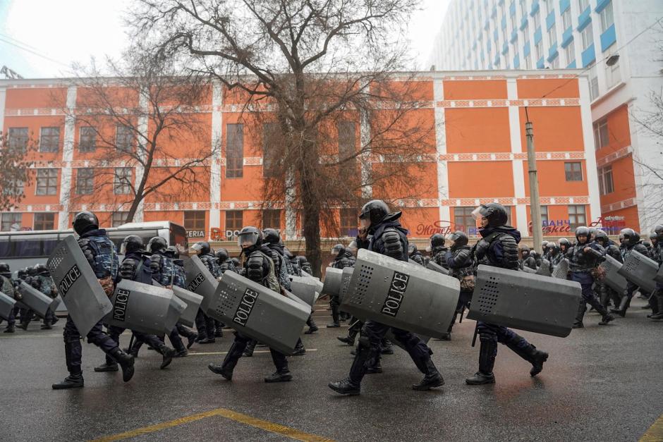Policías kazajos durante las protestas por el aumento de los precios de la energía en Almaty, Kazajstán, el 5 de enero de 2022 (publicado el 9 de enero de 2022). Los manifestantes asaltaron la oficina del alcalde en Almaty, cuando el presidente kazajo, Kassym-Jomart Tokayev, declaró el estado de emergencia en la capital hasta el 19 de enero de 2022. 164 personas murieron durante los disturbios, informó el Ministerio de Salud de Kazajstán