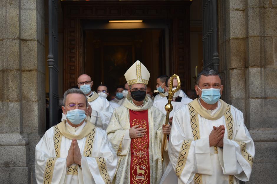 Juan Antonio Aznárez a la salida de la celebración de la eucaristía en la catedral castrense