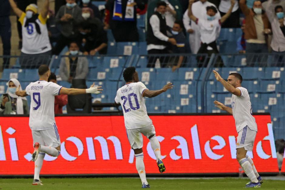 Benzema, Militao y Nacho celebran un gol