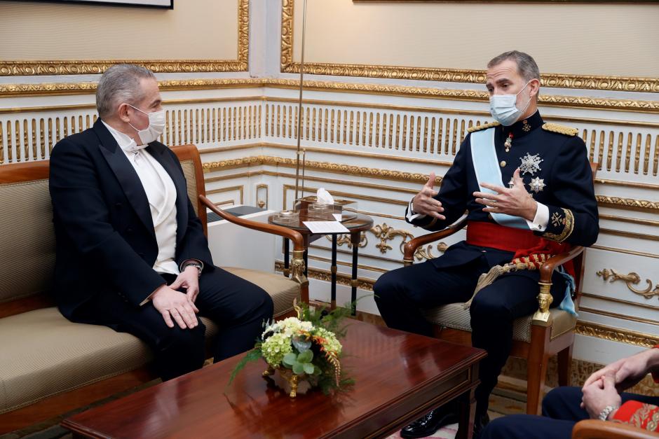 Su Majestad, conversando con el embajador de la República de Argelia, Said Moussi.