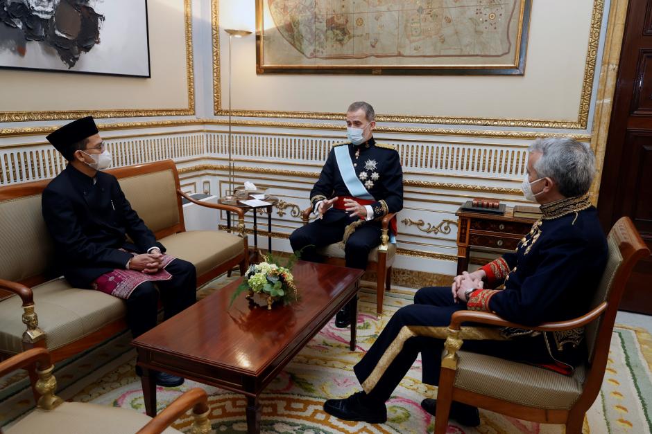 Su Majestad, conversa con el nuevo diplomático de la República de Indonesia, Muhammad Najib.