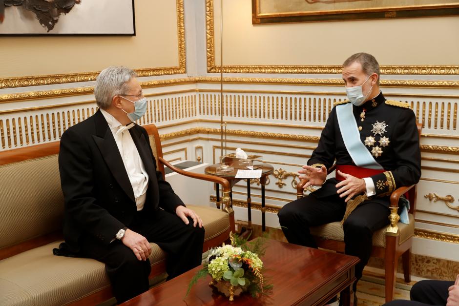 Don Felipe también ha conversado con el nuevo embajador del Gran Ducado de Luxemburgo Christian Marck Biever.