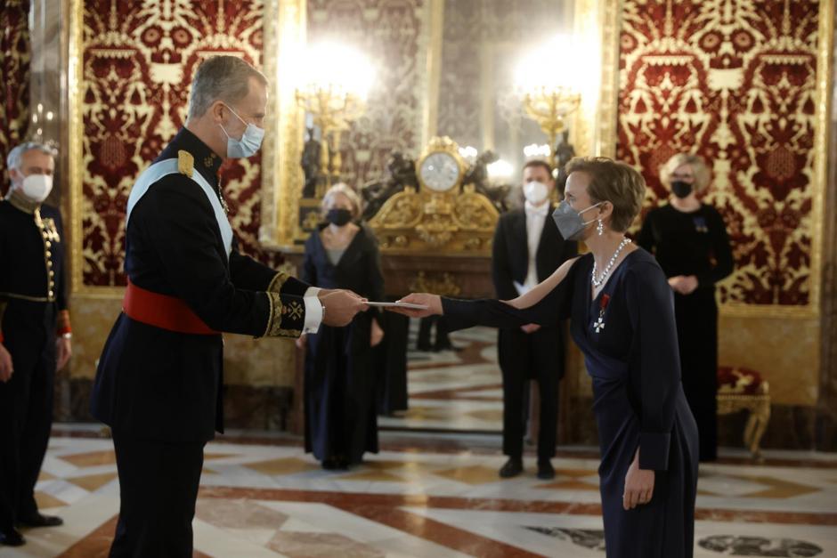 El rey Felipe VI recibe las Cartas Credenciales de la embajadora de la República de Finlandia Sari Rautio, esta mañana en el Palacio Real de Madrid.