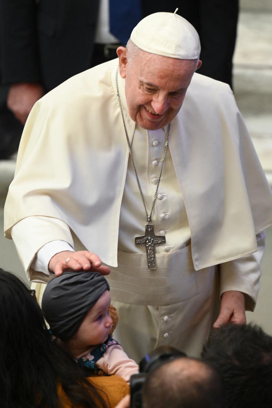 El Papa bendice a un niño tras la audiencia general de ayer, 12 de enero
