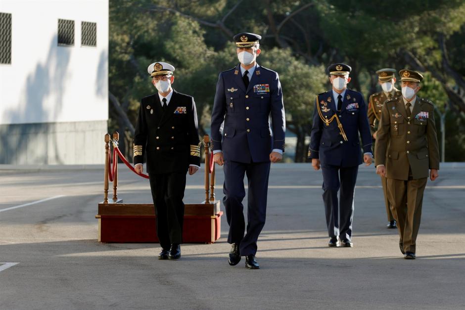 Don Felipe, acompañado por las cabezas del JEMAD y CIFAS, así como otros militares de las Fuerzas Armadas, en su visita a la base de Retamar (Madrid).