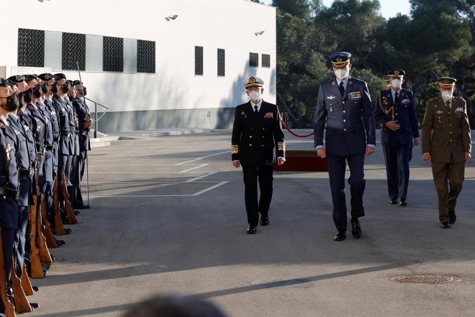 Felipe VI, pasando revista a las Fuerzas Armadas, en su visita al CIFAS este viernes.