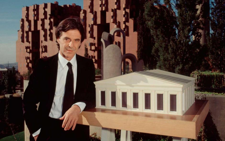 Ricardo Bofill en la sede de Taller de Arquitectura en Barcelona en los años 80