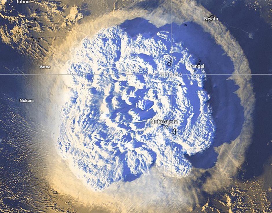 La erupción volcánica que ha causado un tsunami, vista desde satélite