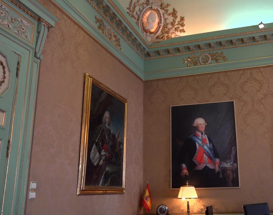 Retratos de Carlos IV y Felipe V en la Sala de Ayudantes