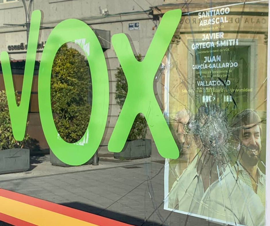 Los cristales de la sede de Vox de Valladolid, supuestamente rotos por grupos radicales de izquierda.