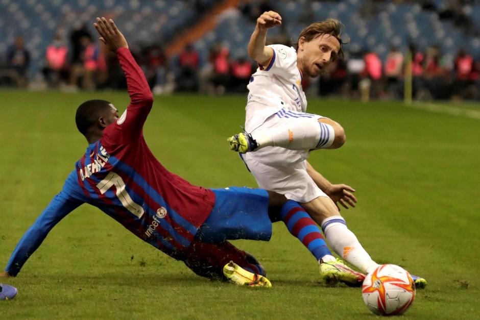 Dembélé derriba a Modric durante la semifinal de la Supercopa