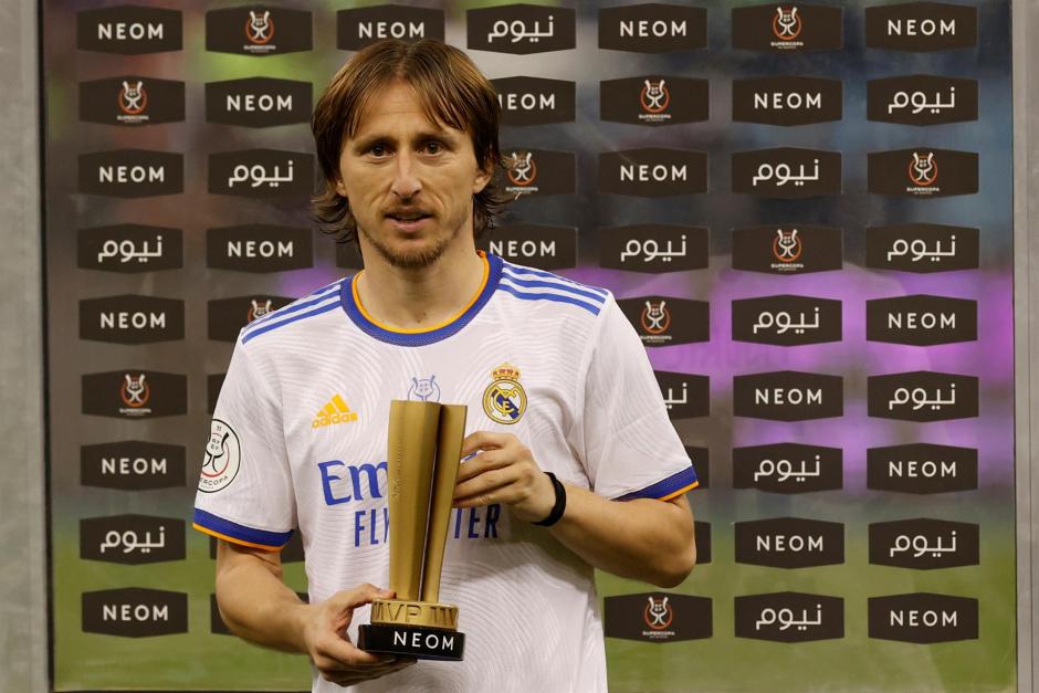 El jugador del Real Madrid, Luka Modric, recibe el trofeo como mejor jugador de la final