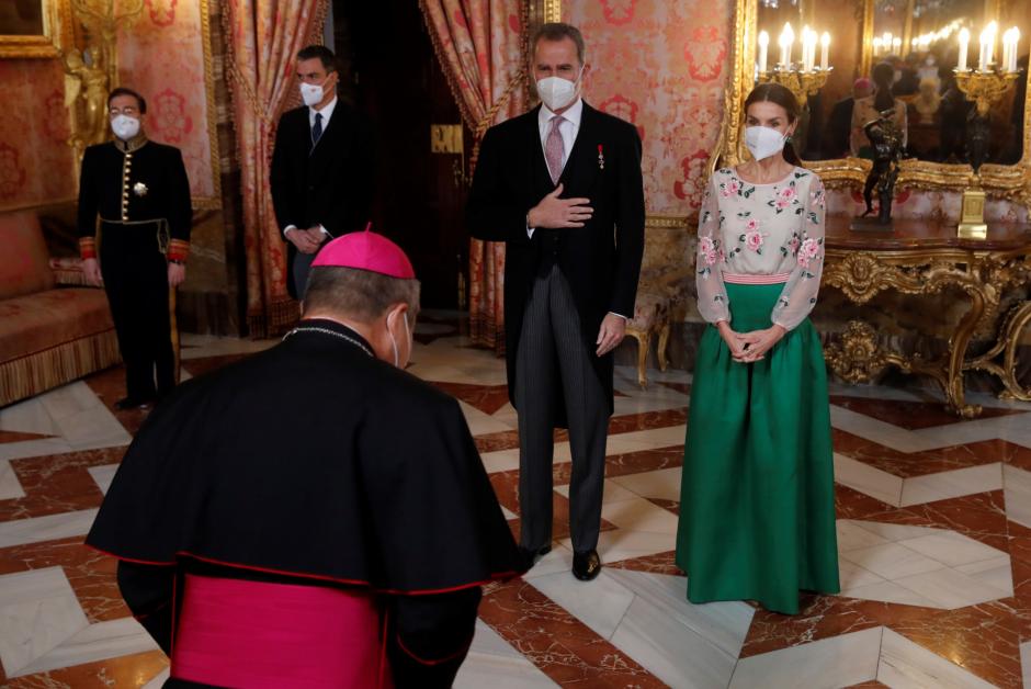 El Señor Nuncio Apostólico, saludando a los Reyes en El Palacio Real de Madrid