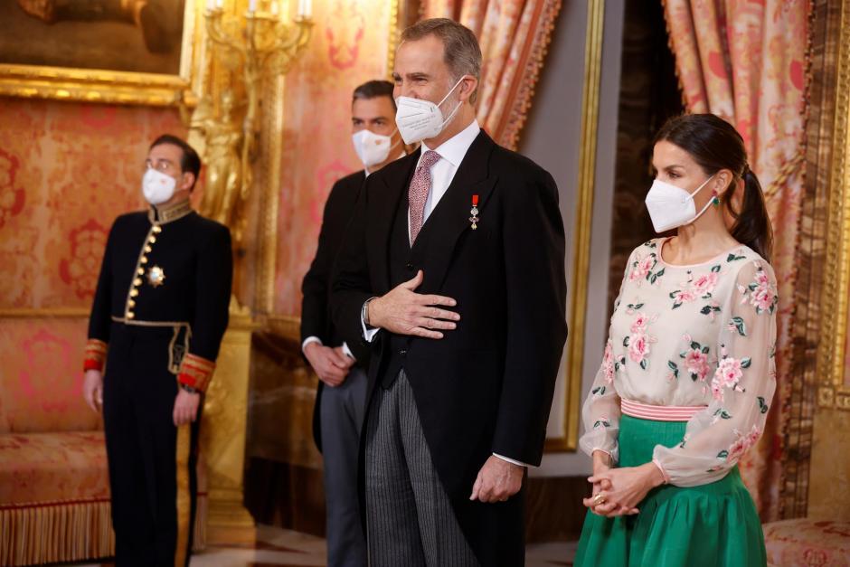 El Rey sonríe a uno de los invitados, junto a la Reina Letizia y al presidente del Gobierno