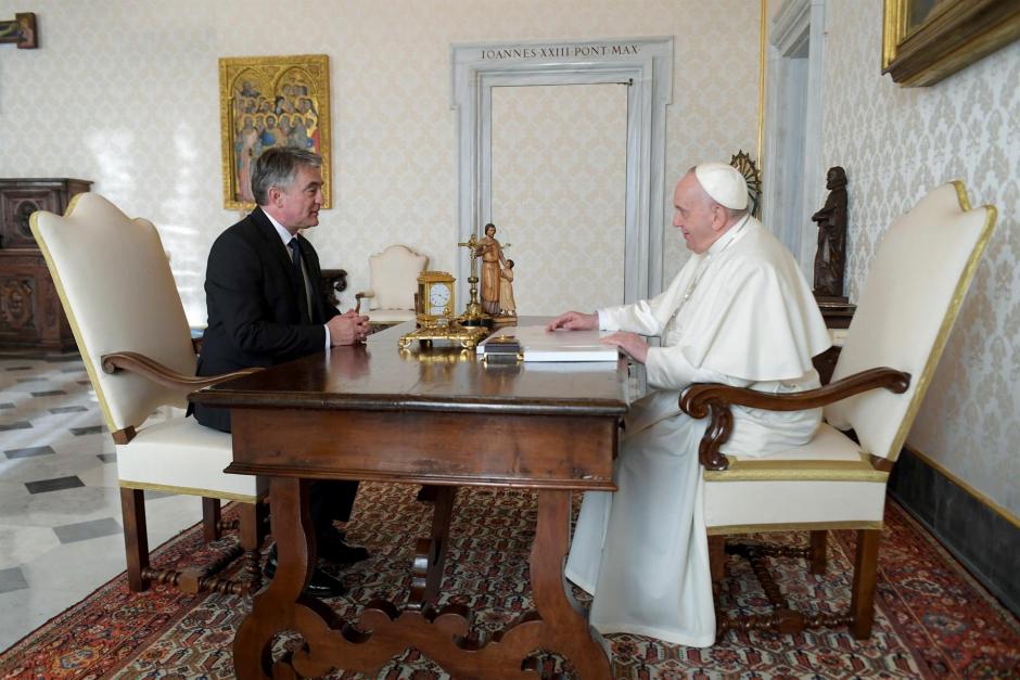 El Papa Francisco y el presidente de Bosnia y Herzegovina durante su audiencia