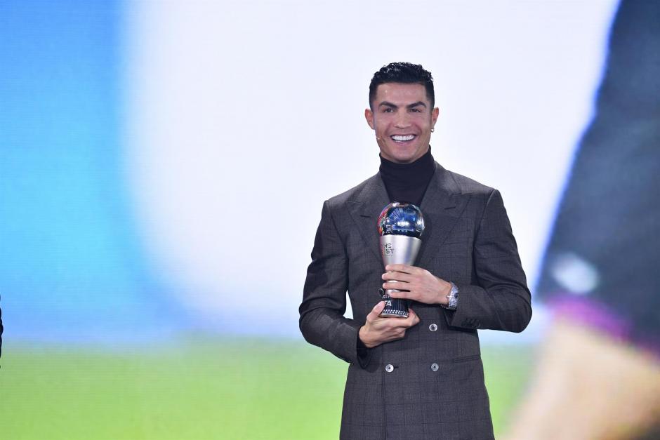 Cristiano Ronaldo con el premio 'The Best' al máximo goleador de selecciones