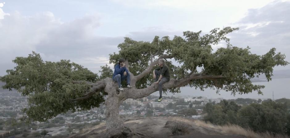 Santi Millán y Jesús Calleja, subidos a un árbol, en Etiopía