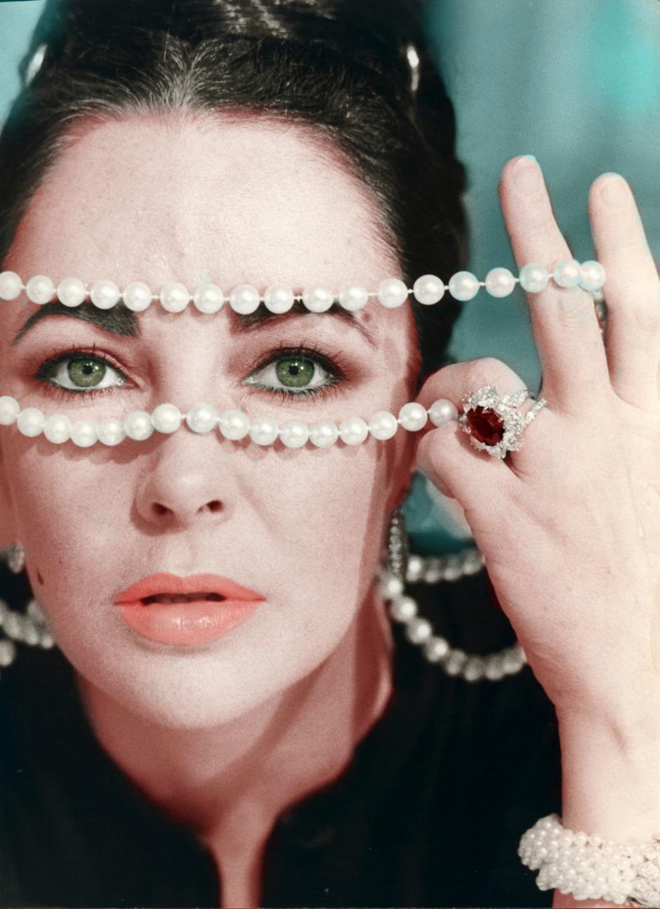 La actriz Elizabeth Taylor con collar de perlas