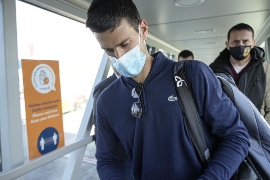 Novak Djokovic en el aeropuerto de Belgrado