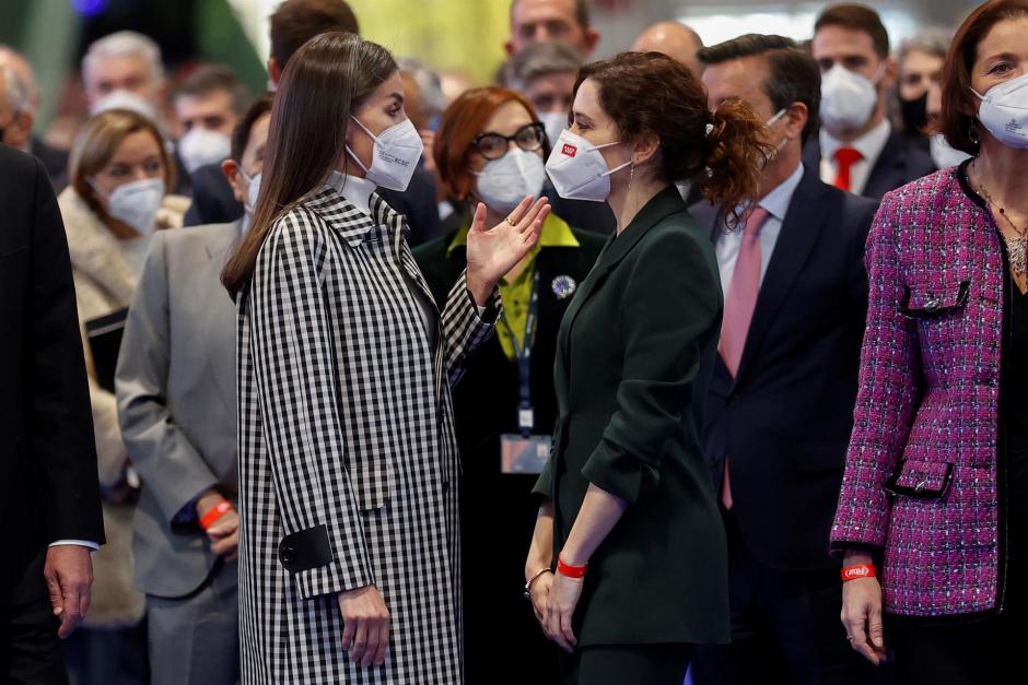 La reina Letizia conversa con la presidenta de la Comunidad de Madrid, Isabel Díaz Ayuso