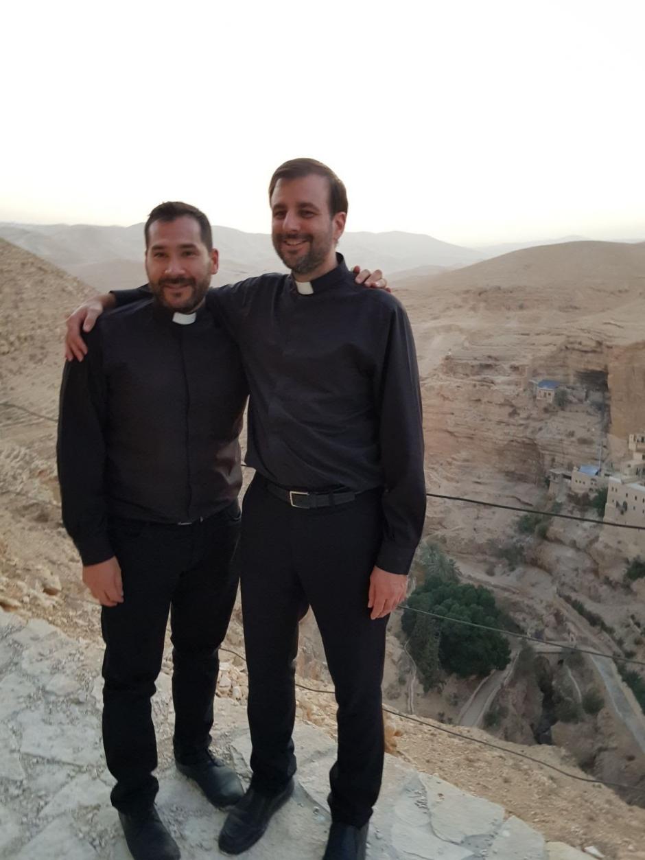 El párroco Gabriel Benedicto y el sacerdote Alejandro Aravena, curas en La Paloma