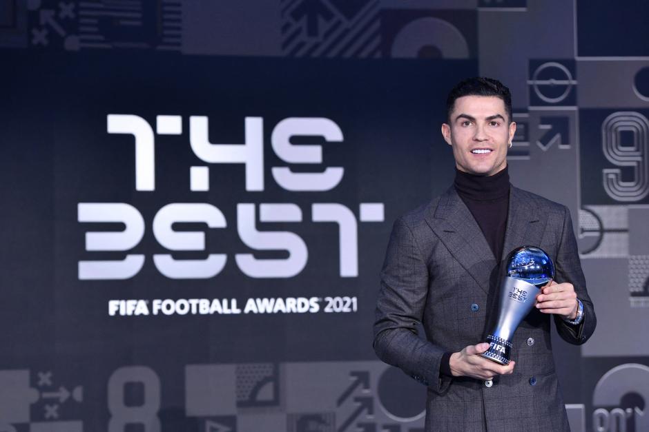 Cristiano Ronaldo con su premio especial 'The Best'