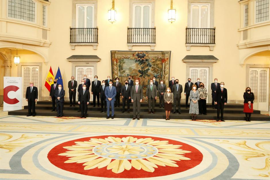 El Rey, junto al presidente del Gobierno y otros ministros y asistentes a la reunión del Patronato