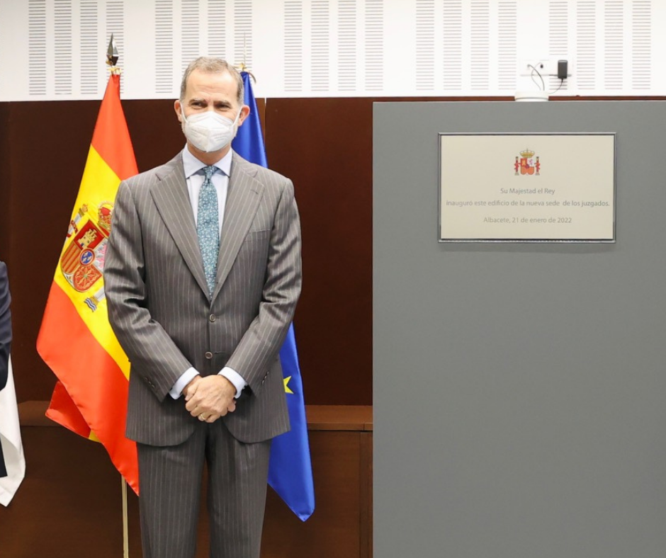 Felipe VI junto a la placa conmemorativa de la inauguración de la Ciudad de la Justicia de Albacete
