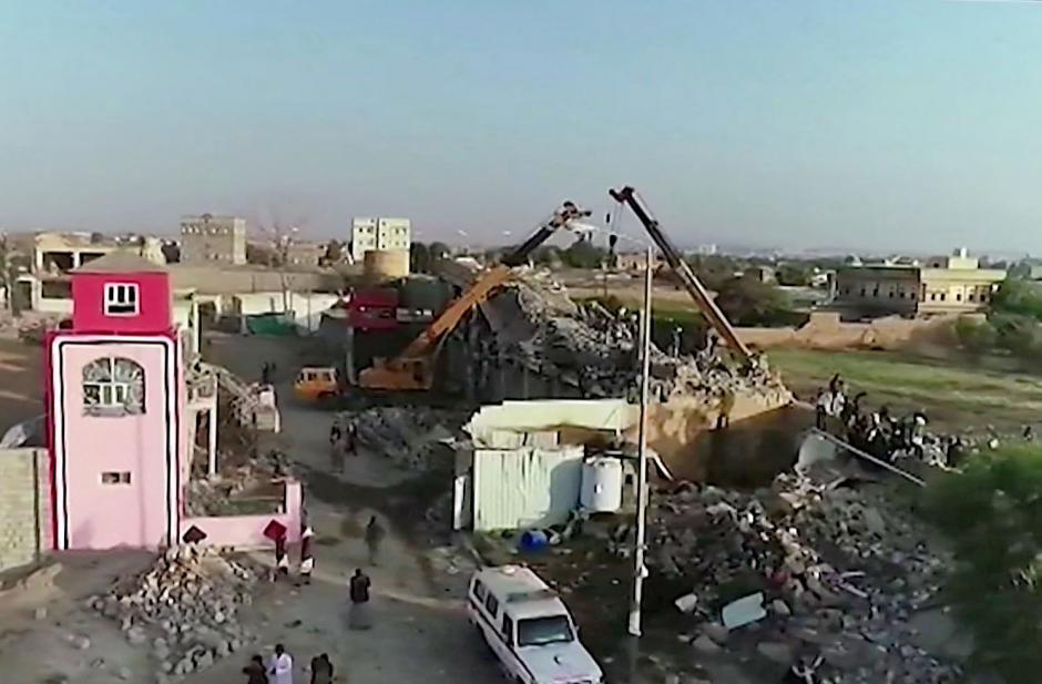Captura de imagen de un video que muestra la destrucción en una prisión en el bastión rebelde hutí de Saada en el norte de Yemen