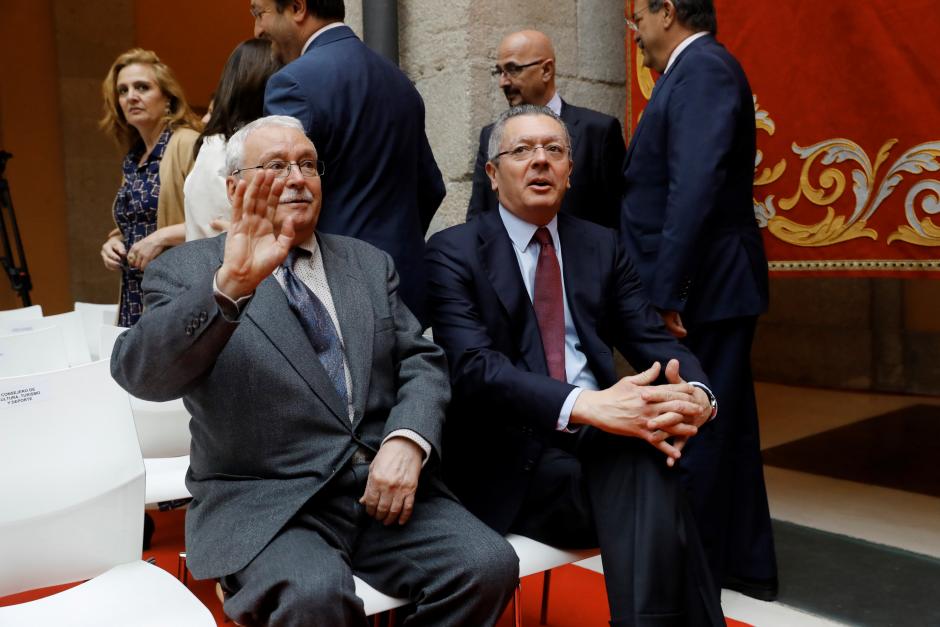 Los expresidentes de la Comunidad de Madrid, Joaquín Leguina (PSOE) y Alberto Ruíz-Gallardón (PP)