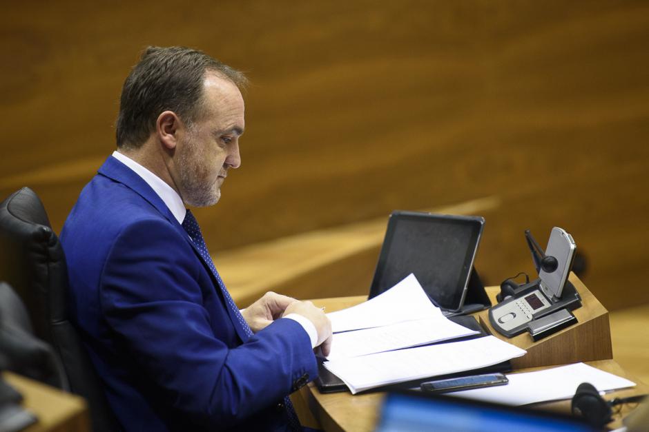 Javier Esparza en su escaño del Parlamento de Navarra